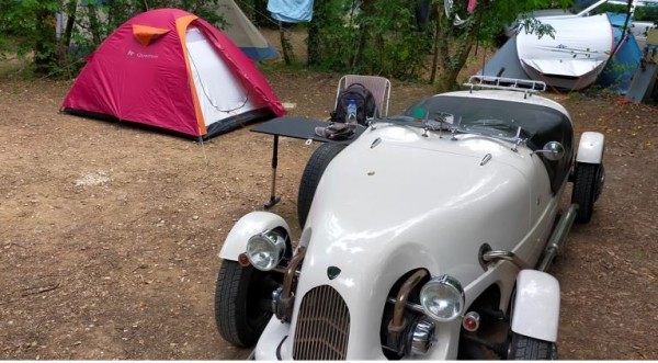 porte qui fait office de table en camping