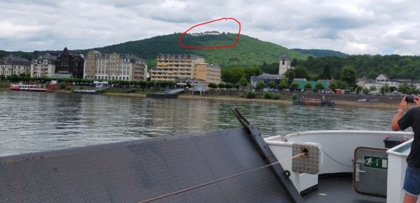 Traversé du Rhin avec un bac. Vu sur l'hôtel qui permettait la réceptions des chancelier, et autre présidents quand Bonn était la capitale.