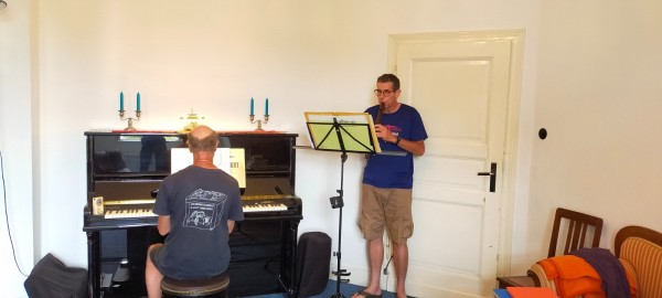 IMG20220625190656.jpg (123.98 Kio) Vu 3176 fois De retour chez Roland, séance de musique: