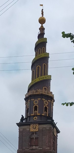 La tour de l'église Frelsers aux couleurs du tour de France