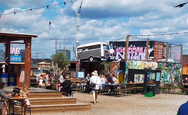 Capture 16.JPG (178.62 Kio) Vu 1263 fois puis remonté à l'extrême nord du canal, avec arrêt dans une zone de friche industrielle aménagé en zone de restauration faite de multiple containers maritimes. (un Saint Pierre Lapalud fois 100)