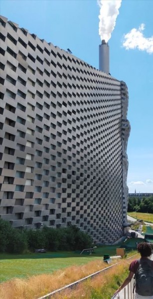 Capture 17.JPG (79.5 Kio) Vu 1263 fois puis à proximité nous sommes allé à l'usine d'incinération de la ville. Contrairement à ce type d'usine qu'on trouve en France, elle est design mais en plus le toit est aménagé