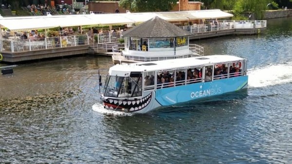 Capture 34.JPG (108.03 Kio) Vu 1564 fois Le bus amphibie d'hier mais cette fois dans l'eau