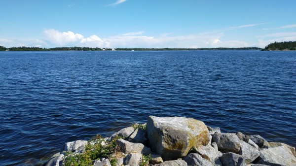 Archipel sur la Baltic. Loin derrière se trouve Vaasa en Finlande