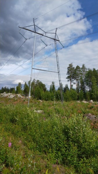 Les poteaux de ligne haute tension sont de simples tubes tenus par des câbles. On pourrait faire des économies en France