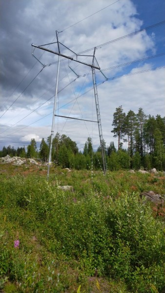 WhatsApp Image 2022-07-18 at 12.58.47.jpeg (195.36 Kio) Vu 2088 fois Les poteaux de ligne haute tension sont de simples tubes tenus par des câbles. On pourrait faire des économies en France
