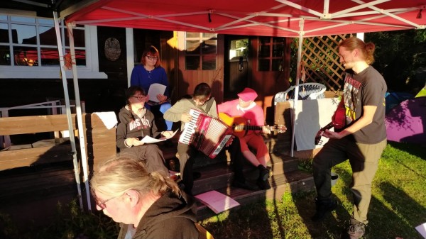 WhatsApp Image 2022-07-23 at 20.22.57.jpeg (234.61 Kio) Vu 833 fois avec chant guitare et accordéon