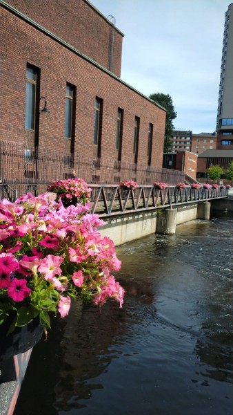 WhatsApp Image 2022-07-25 at 11.47.14.jpeg (189.94 Kio) Vu 842 fois Un des 4 barrages hydroélectriques entre les deux lacs. 16 mètre de dénivelé entre les deux lacs. Ce dernier barrage alimente principalement l'usine de papier voisine.
