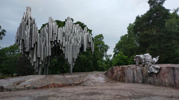 WhatsApp Image 2022-07-26 at 14.19.00.jpeg (231 Kio) Vu 2201 fois Monument Sibelius (compositeur classique Finlandais) en forme de tuyaux représentant la musique