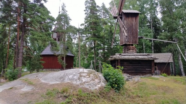 Sur cette île, ont été rassemblés des maisons typiques de toute le Finlande. Elles forment un musée à ciel ouvert.