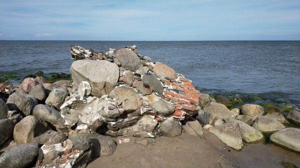 Vestiges des constructions soviétiques emportées progressivement par la mer.