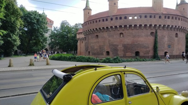 Arrivée à Cracovie devant le barbacane qui protègent l'entré de la ville.