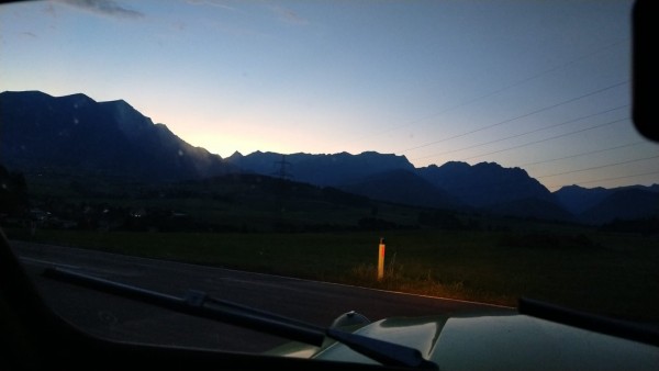 hier soir, coucher du soleil derrière les montagnes à travers le parebrise.