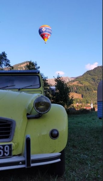 Dimanche matin, réveil par les montgolfières qui survolent le campement.