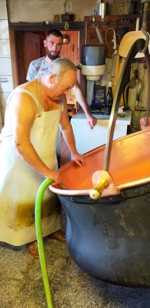 Capture 101.JPG (74.23 Kio) Vu 1357 fois Le lait chauffé au feu de bois, dans des grand chaudrons en cuivre