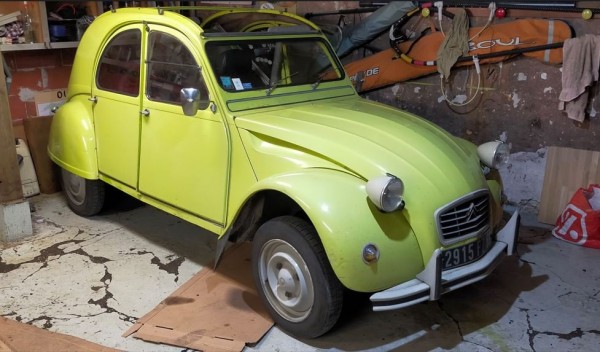 La 2CV a retrouvé sa place au garage à Lyon.