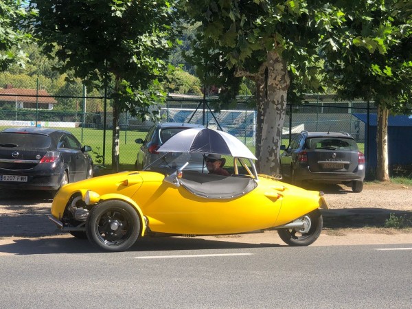 3 roues sous un parapluie.