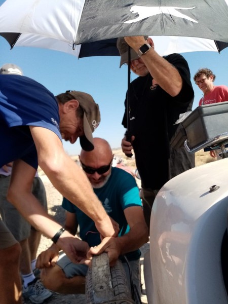 WhatsApp Image 2022-09-11 at 17.36.19.jpeg (135.46 Kio) Vu 1166 fois Sur ma roue arrière droite, mon amortisseur est foutu, donc elle vibre terriblement; j'ai donc commencé par perdre les vis, que j'avais remplacé par des boulons. finalement c'est le support qui a cassé, sur les pistes du désert. Je finirai donc sans aile sur cette roue.