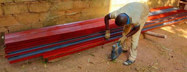 Pendant ce temps, peinture des 30 cornières achetées hier.