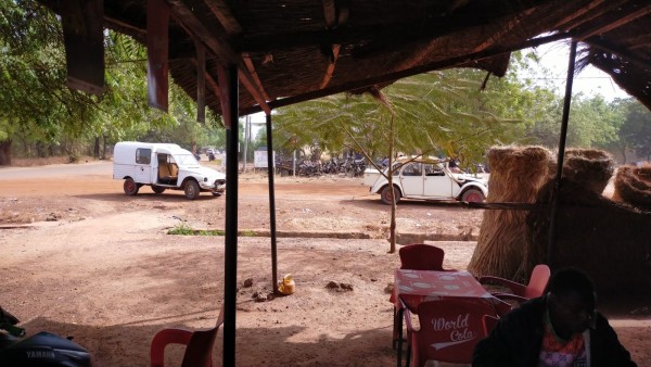 pose repas, à Boromo, mi chemin.