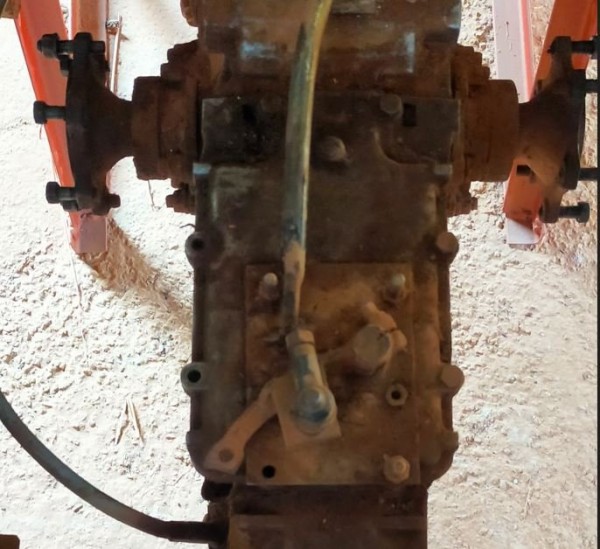 Capture 12.JPG (88.44 Kio) Vu 7053 fois En regardant le dessus de la boite arrière, je vois qu'il manque quelques vis du couvercle.<br />La tringle de commande du crabotage est cassée.<br />Le levier de crabotage bouge bien mais quelque soit la position, le crabotage d'est pas enclanché.<br />Il faudra de j'ouvre la boite pour comprendre ce qui se passe dedans.