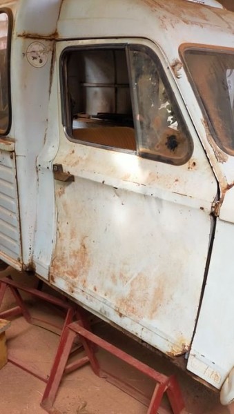 Capture 17.JPG (57.08 Kio) Vu 4818 fois la porte demandera un peut d'ajustement. Elle est un peu haute. mais pour l'instant, ce qui est important, c'est que je peux fermer les portes, et éviter trop de poussière, ou de flotte à l'intérieur.