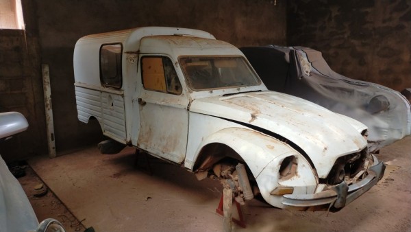 WhatsApp Image 2023-02-17 at 16.54.35.jpeg (172.74 Kio) Vu 4804 fois L'acadiane n'a pas de housse, mais une nouvelle vitre en carton sur une porte qui ferme.