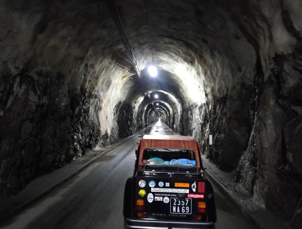 passage dans un tunel très étroit