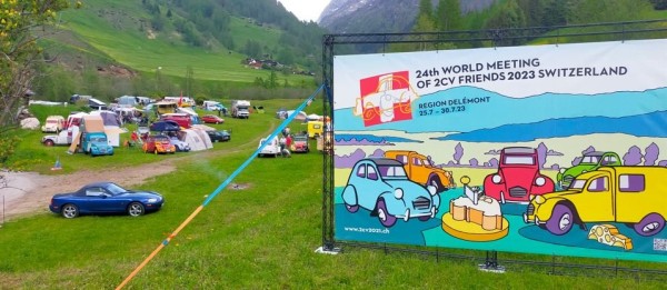 pub pour le prochain mondial 2CV à l'entré du camping;