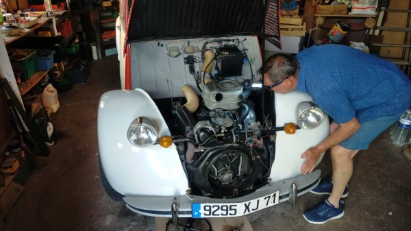 Intervention sur la 2CV de Paulo à Chauffailles