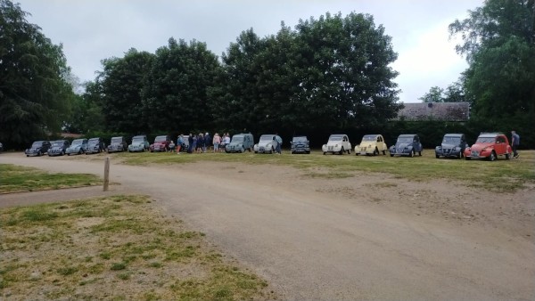 samedi matin, rassemblement de toutes les 2CV au bord du lac des Settons.