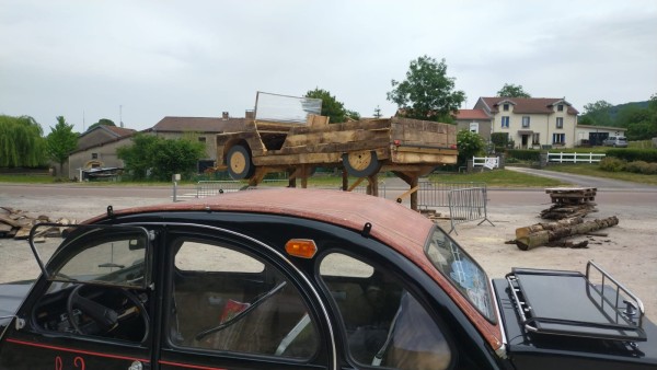 Une méhari en bois échelle 2 à l'entré de Remoncourt