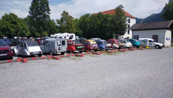 Arrivé au parking du château, un groupe de deuchistes français. Il semble que c'est le club d'Orléans