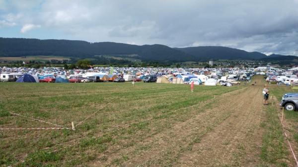 vue du camping. Au premier plan, zone réservé pour certains club français