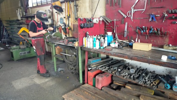 Ce matin, Dédé m'a emmener dans un garage agricole qu'il avait repéré