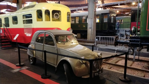 Une 2CV perdue au milieu de ces autorails