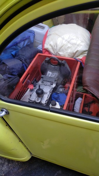 boite chargé dans la voiture en fin de matinée.