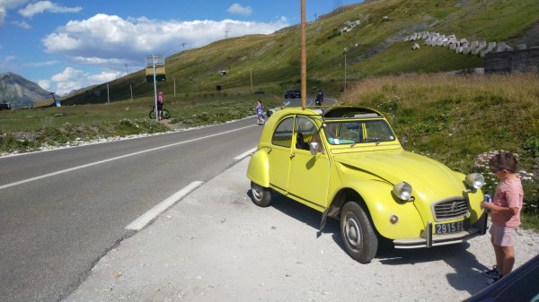 Col du petit saint Bernard 2188 mètres<br />Le gamin, italien était très intéressé par ma voiture. Ces parents m'ont expliqué qui était amoureux des vieilles voitures, notamment la fiat 500. et qu'il avait une 2CV miniature, identique à la mienne.<br />Je lui ai fait cadeau d'un gobelet à l'effigie de la spécial jaune cédrat.