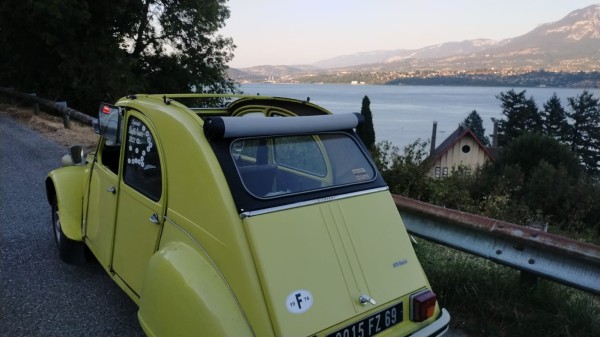 Dernier col, à la tombé de la nuit, au dessus du lac du Bourget. Plus que 100 km