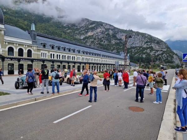 on provoque l'émeute à la gare de Canfranc !...