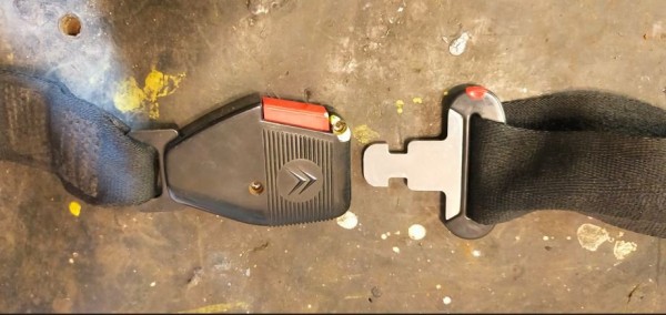 Capture 73.JPG (83.43 Kio) Vu 3710 fois la ceinture d'origine avec la pièce plastique rouge qui est cassée