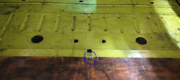 Capture 81.JPG (59.66 Kio) Vu 4501 fois mise en place du boulon qui permet de bloquer la planche qui couvre la roue de secour. (habituellement bloquée par le siège arrière