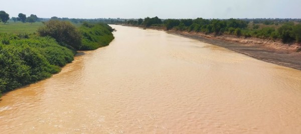 passage sur la volta blanche, c'est le même fleuve que j'ai traversé en allant à Zigla lundi. mais rebaptisé par les Burkinabè le Nakambé