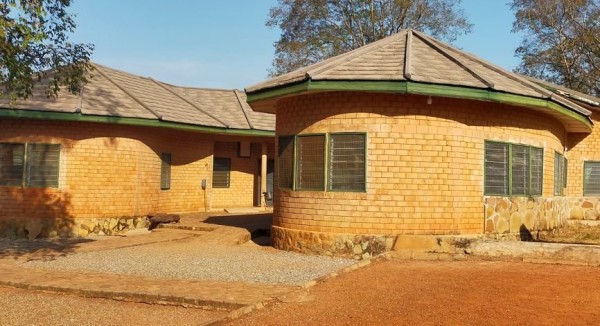 Capture 15.JPG (119.25 Kio) Vu 6219 fois La maison d'information me rappel étrangement ma maison de Ouaga