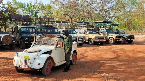 Les guides sont prêt à vous emmener dans les 4X4 pour touristes