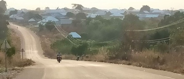 Capture 39.JPG (52.42 Kio) Vu 6204 fois Autre différence, le toit des maison, dans les village sont la plus part du temps en tôles à 4 pentes. alors qu'au BF on ne trouve cette structure que sur les constructions importantes