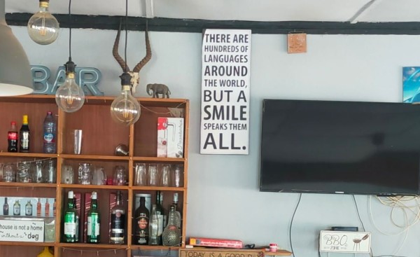 Capture 41.JPG (85.81 Kio) Vu 6206 fois Avant de partir de l'hôtel, ce matin, j'ai fait cette photo du bar dont l'affiche m'a semblé bien pertinente.