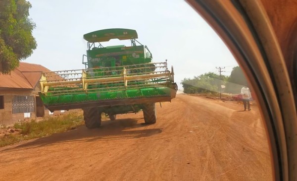 J'ai croisé un nombre impressionnant de tracteurs et de moissonneuse batteuse. Ce que je n'ai jamais vu au Burkina