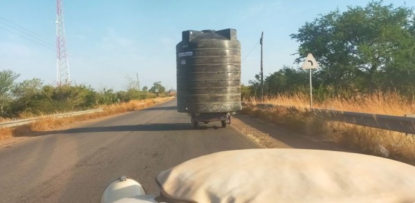 Un polytank sur 3 roues. je n'ai pas noté la contenance, mais il faisait environ 4 mètre de haut et 2 de diamètre. (heureusement qu'il était vide