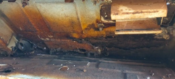 Capture 74.JPG (72.3 Kio) Vu 5509 fois mais côté intérieur, c'est la misère, l'humidité coincé entre les tôles à fait son travail de destruction.